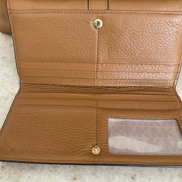 **SOLD **  MICHAEL KORS Tan Leather Tote w/ Wallet - Picture 11 of 16